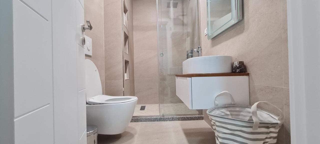 Appartamento Tam Serviced Komuna E Parisit District