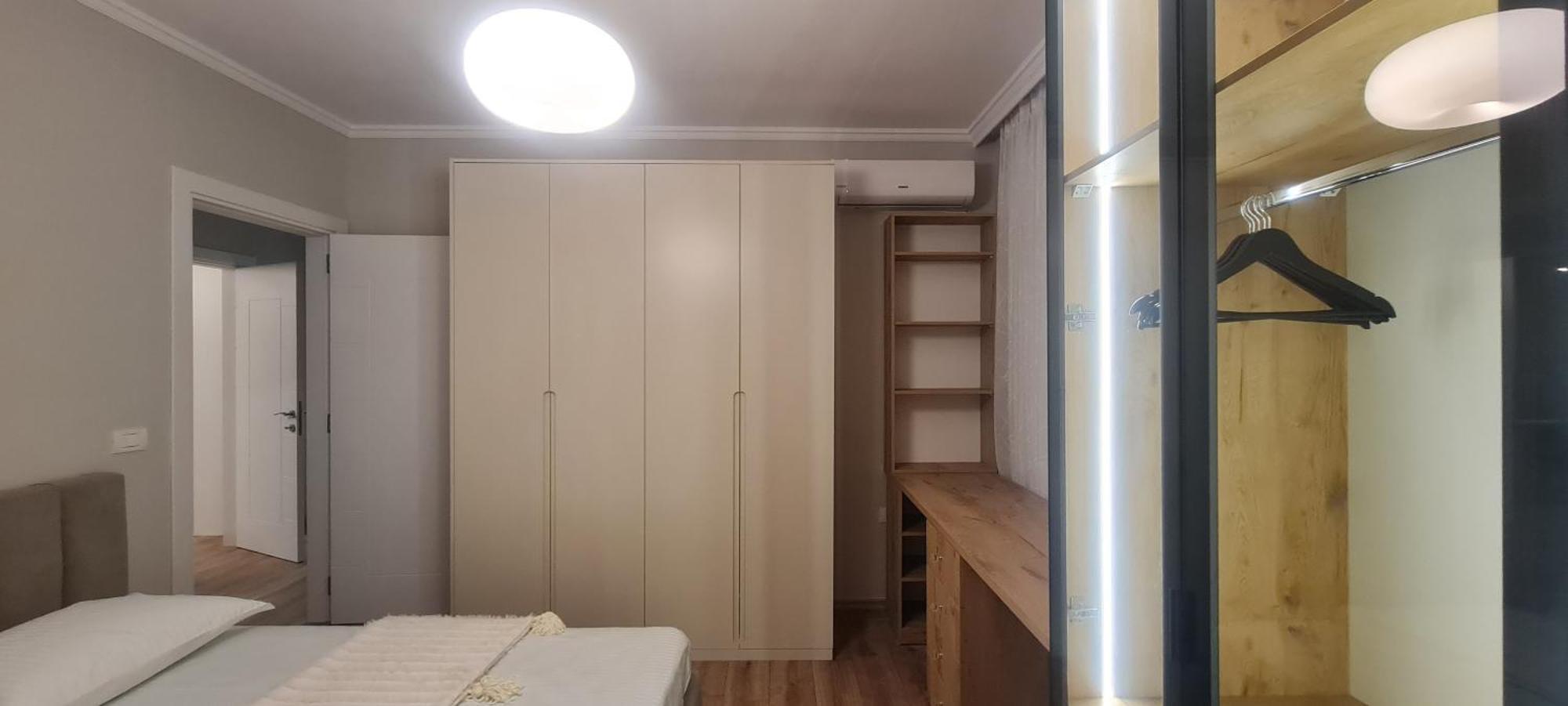 Tam Serviced Komuna E Parisit District Appartamento