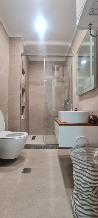 Tam Serviced Komuna E Parisit District Apartment *